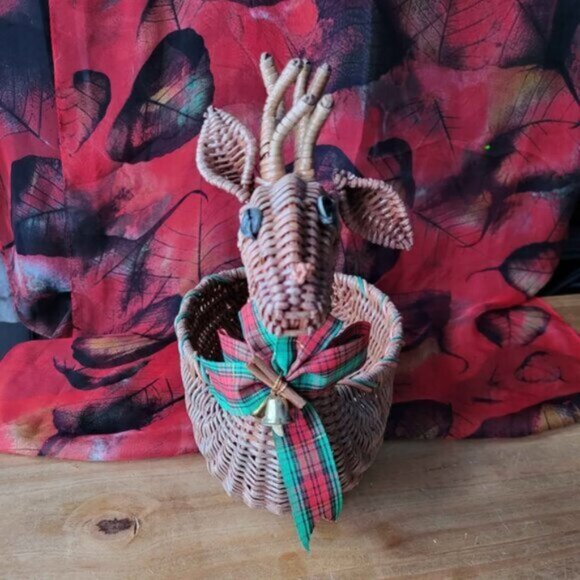 Vintage Wicker Reindeer Basket - Picture 3 of 7